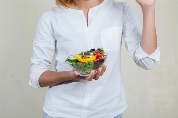 Handen van mooie vrouw met grote kom verse groente salade — Stockfoto