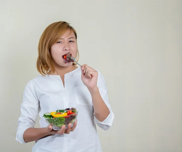 Mooie vrouw staande bedrijf kom salade eten sommige veget — Stockfoto