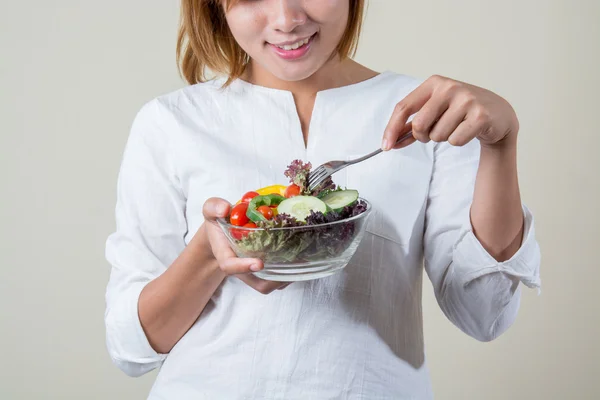 Bela mulher de pé segurando tigela de salada comer algum veget — Fotografia de Stock