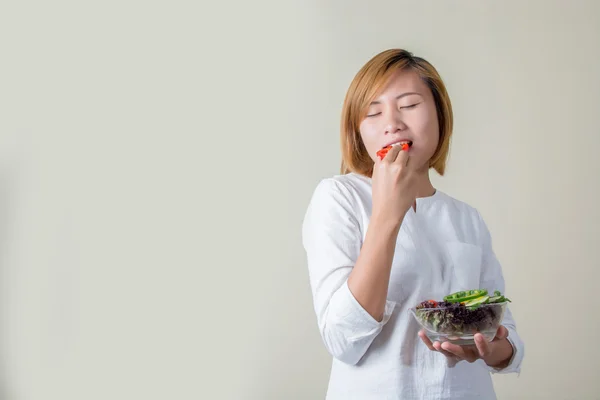 Mooie vrouw staande bedrijf kom salade eten sommige veget — Stockfoto