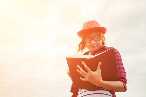 Joven mujer educada de pie leyendo libro — Foto de Stock