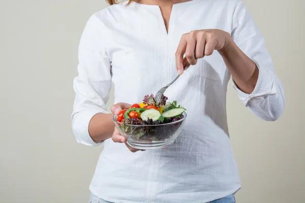 Close-up de mãos de mulher segurando comer salada de legumes frescos — Fotografia de Stock
