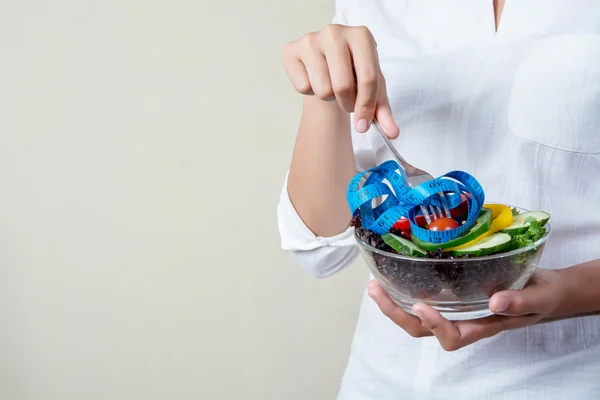 Dieta conceito de perda de peso. jovem mulher segurando garfo com fresco — Fotografia de Stock