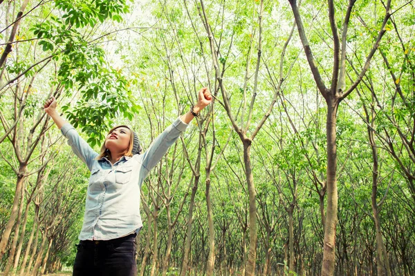 Schöne junge Frau genießt die Natur im Wald — Stockfoto