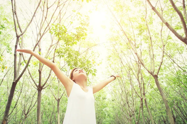 Young beautiful woman raised arms enjoying the fresh air in gree — Stock Photo, Image