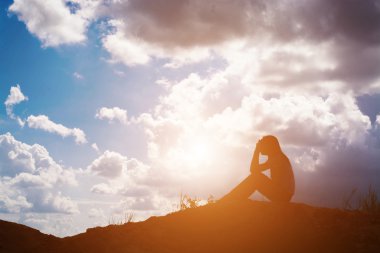 Üzgün kadın yalnız oturuyor..