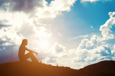 Üzgün kadın yalnız oturuyor..