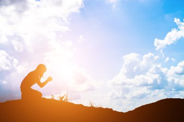 Üzgün kadın yalnız oturuyor..