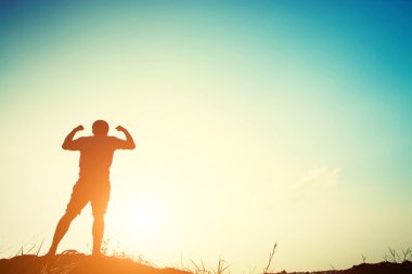 Gündoğumu ile güçlü adam silüeti.