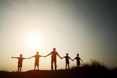 mutlu çocuk mutlu ve birlikte elele silüeti 
