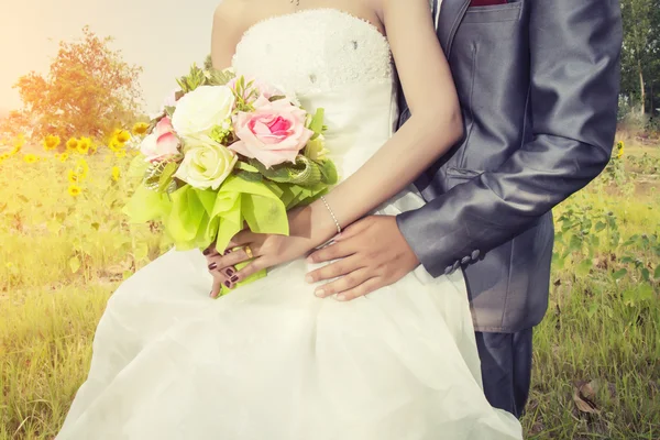 Vacker bukett av olika färger i händerna på bruden — Stockfoto