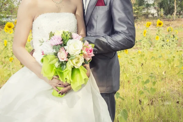 Schöner Strauß in verschiedenen Farben in den Händen der Braut — Stockfoto