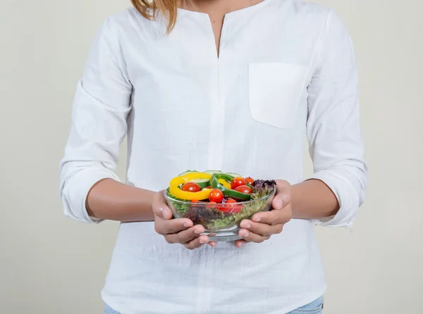 Close-up de mãos de mulheres segurando tigela com salada fresca — Fotografia de Stock