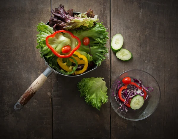 Vue du dessus de Salade végétarienne est le petit déjeuner pour la santé, tomates, cloche — Photo