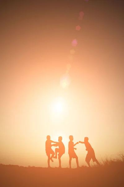 Bambini che giocano sul tramonto estivo tempo felice — Foto Stock