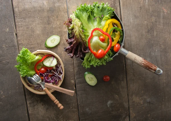 Salade de légumes frais sur bol avec ruban à mesurer sur bois — Photo