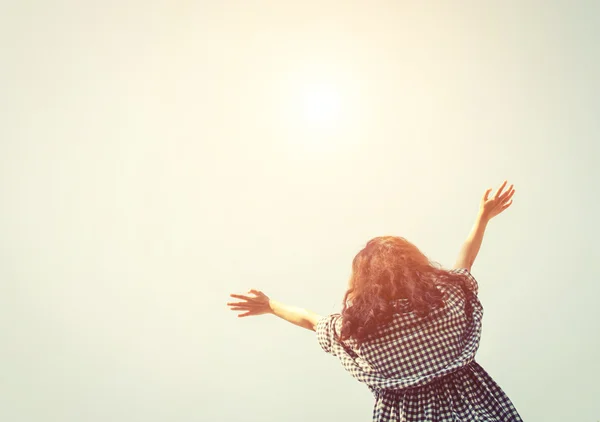 Jovem mulher levantar as mãos para o céu com o nascer do sol tão fresco . — Fotografia de Stock