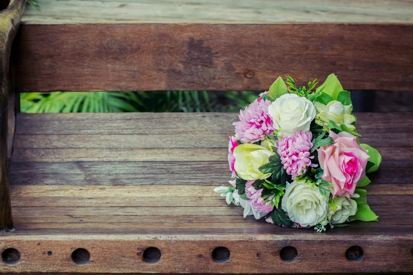 Buquê de casamento no fundo é banco de madeira — Fotografia de Stock