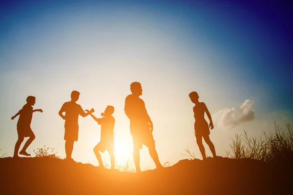 Bambini che giocano sul tramonto estivo tempo felice — Foto Stock