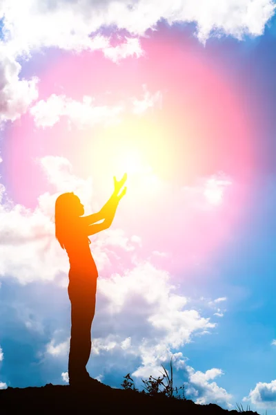 Silhouette einer Frau, die über dem schönen Sonnenaufgang betet — Stockfoto