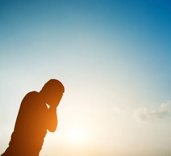 Silhouet Sad of ongelukkig man die onder de hemel. — Stockfoto