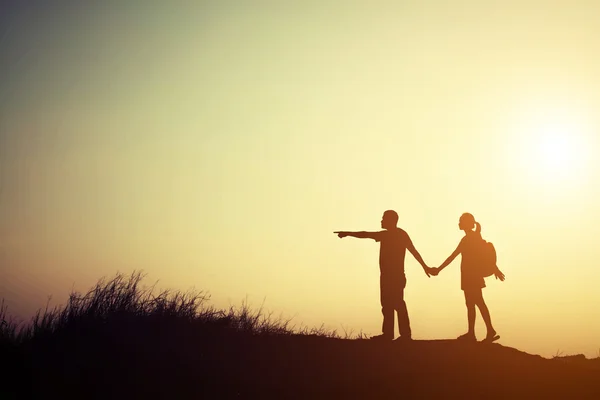 Silhouette des Paares geht gemeinsam auf Reisen. — Stockfoto