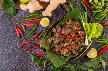 Kızarmış tavuk ciğeri fesleğeni ve muz yaprağı. Tayland yemeği..