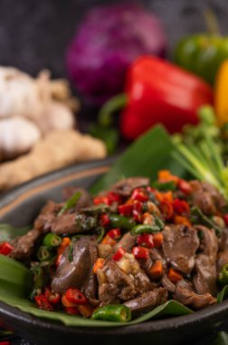 Kızarmış tavuk ciğeri fesleğeni ve muz yaprağı. Tayland yemeği..