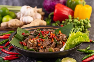 Kızarmış tavuk ciğeri fesleğeni ve muz yaprağı. Tayland yemeği..