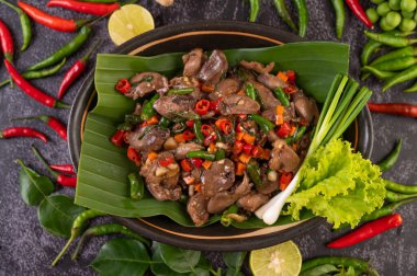 Kızarmış tavuk ciğeri fesleğeni ve muz yaprağı. Tayland yemeği..