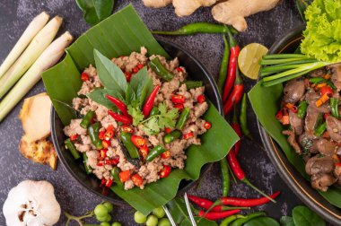 Kızarmış domuz fesleğeni ve muz yaprakları kızartma tavasında. Tayland yemeği..