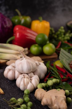 Kırmızı biber, limon, fesleğen, kaffir limon yaprağı, patlıcan, zencefil, taze soğan, dolmalık biber, sarımsak, limon otu, pişirmek için bir araya getirilmiş..