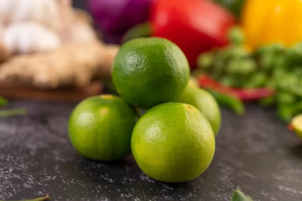 Limehögar Golvet Med Kaffir Limeblad Chilli Och Ingefära Selektiv Inriktning — Stockfoto