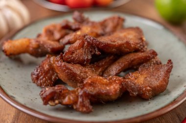 Biber tohumlu domuz pirzolası, kaffir limon yaprağı, limon, biber, siyah çimentoda sarımsak..