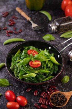 Fıstıklı, biberli, domatesli ve çimentoda kırmızı fasulyeli istiridye soslu Kale..