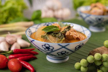 Balmumu kabaklı tavuk körisi seramik kapta, seçici odak.