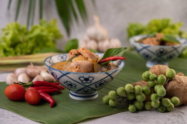 Balmumu kabaklı tavuk körisi seramik kapta, seçici odak.