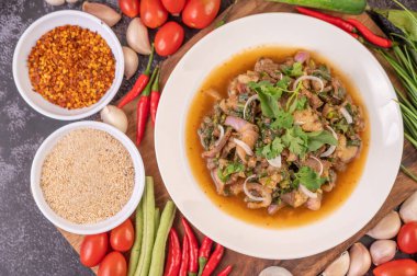 Domatesli, sarımsaklı, uzun fasulyeli, dilimlenmiş arpacık soğanı, acı biber tozu, kızarmış pirinç....