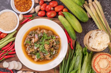 Domatesli, sarımsaklı, uzun fasulyeli, dilimlenmiş arpacık soğanı, acı biber tozu, kızarmış pirinç....