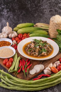 Domatesli, sarımsaklı, uzun fasulyeli, dilimlenmiş arpacık soğanı, acı biber tozu, kızarmış pirinç....