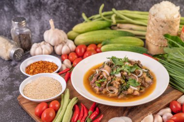 Domatesli, sarımsaklı, uzun fasulyeli, dilimlenmiş arpacık soğanı, acı biber tozu, kızarmış pirinç....