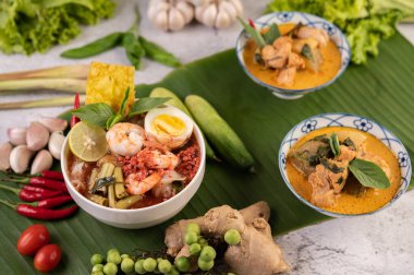 Limon, salatalık, fesleğen, patlıcan ve sarımsak eşliğinde karides ve haşlanmış yumurtalı Tom Yum noodle..