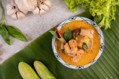 Balmumu kabaklı tavuk körisi seramik kapta, seçici odak.