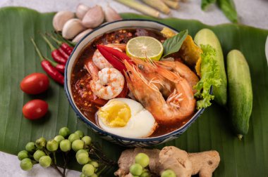 Limon, salatalık, fesleğen, patlıcan ve sarımsak eşliğinde karides ve haşlanmış yumurtalı Tom Yum noodle..