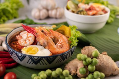 Limon, salatalık, fesleğen, patlıcan ve sarımsak eşliğinde karides ve haşlanmış yumurtalı Tom Yum noodle..