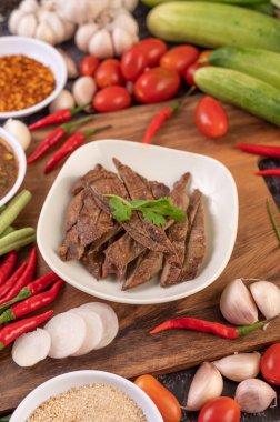 Beyaz tabakta ızgara domuz ciğeri, domates, sarımsak, fasulye ve sos..