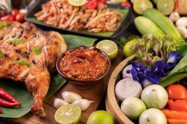 Biberli ızgara tavuk, sarımsak sosu ve biber çekirdeği serpiştirilmiş..