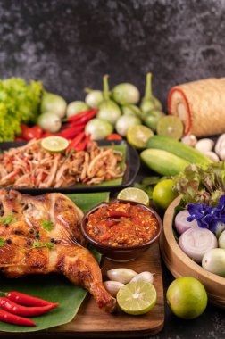 Tabakta ızgara tavuk, pilav, biber, sarımsak sosu ve üzerine biber tohumu serpiştirilmiş.