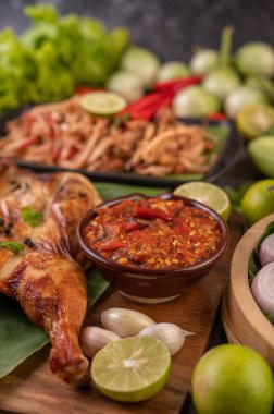 Biberli ızgara tavuk, sarımsak sosu ve biber çekirdeği serpiştirilmiş..