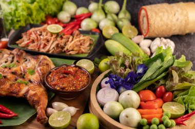 Tabakta ızgara tavuk, pilav, biber, sarımsak sosu ve üzerine biber tohumu serpiştirilmiş.